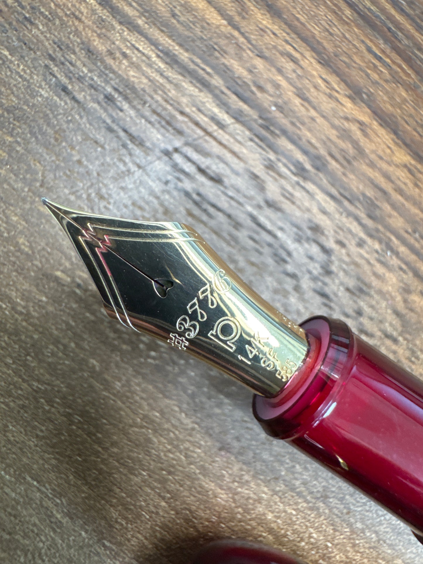 Platinum 3776 Century Fountain Pen Borgogne with gold trim SF nib