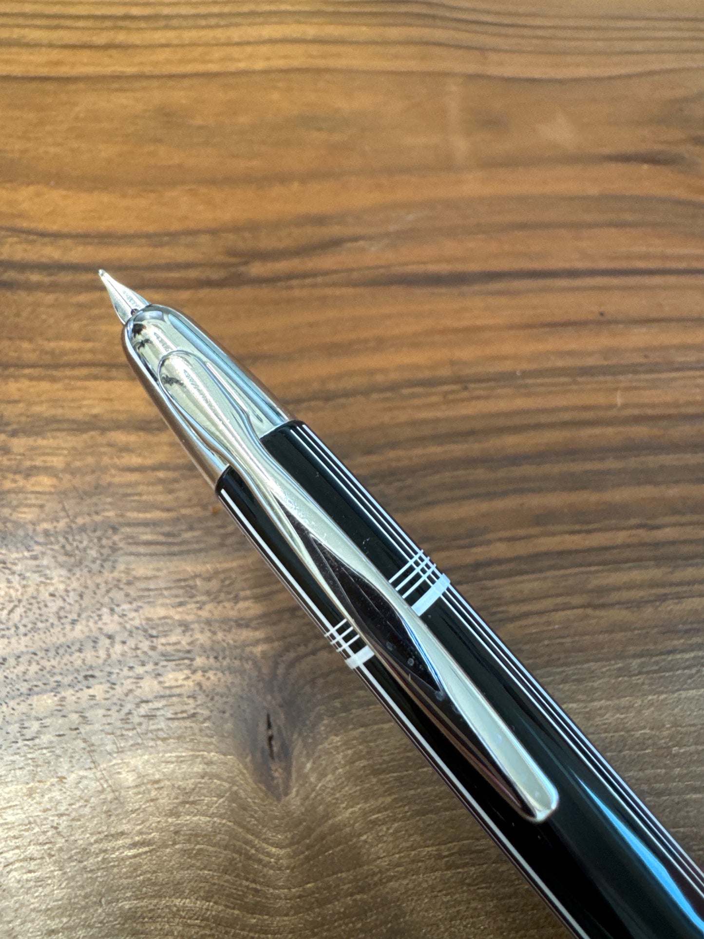 Pilot Vanishing Point Limited Edition  2018 Crossed Lines