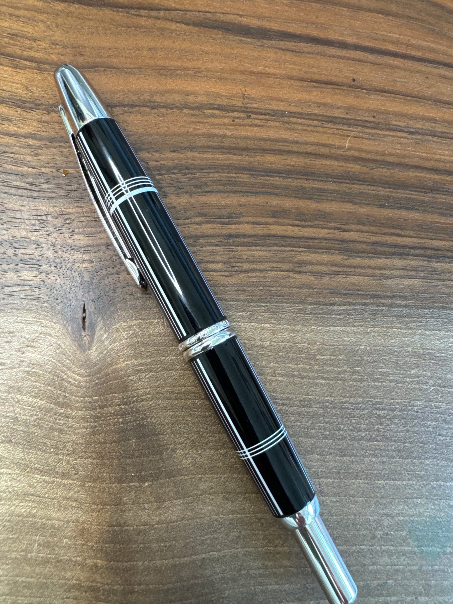 Pilot Vanishing Point Limited Edition  2018 Crossed Lines