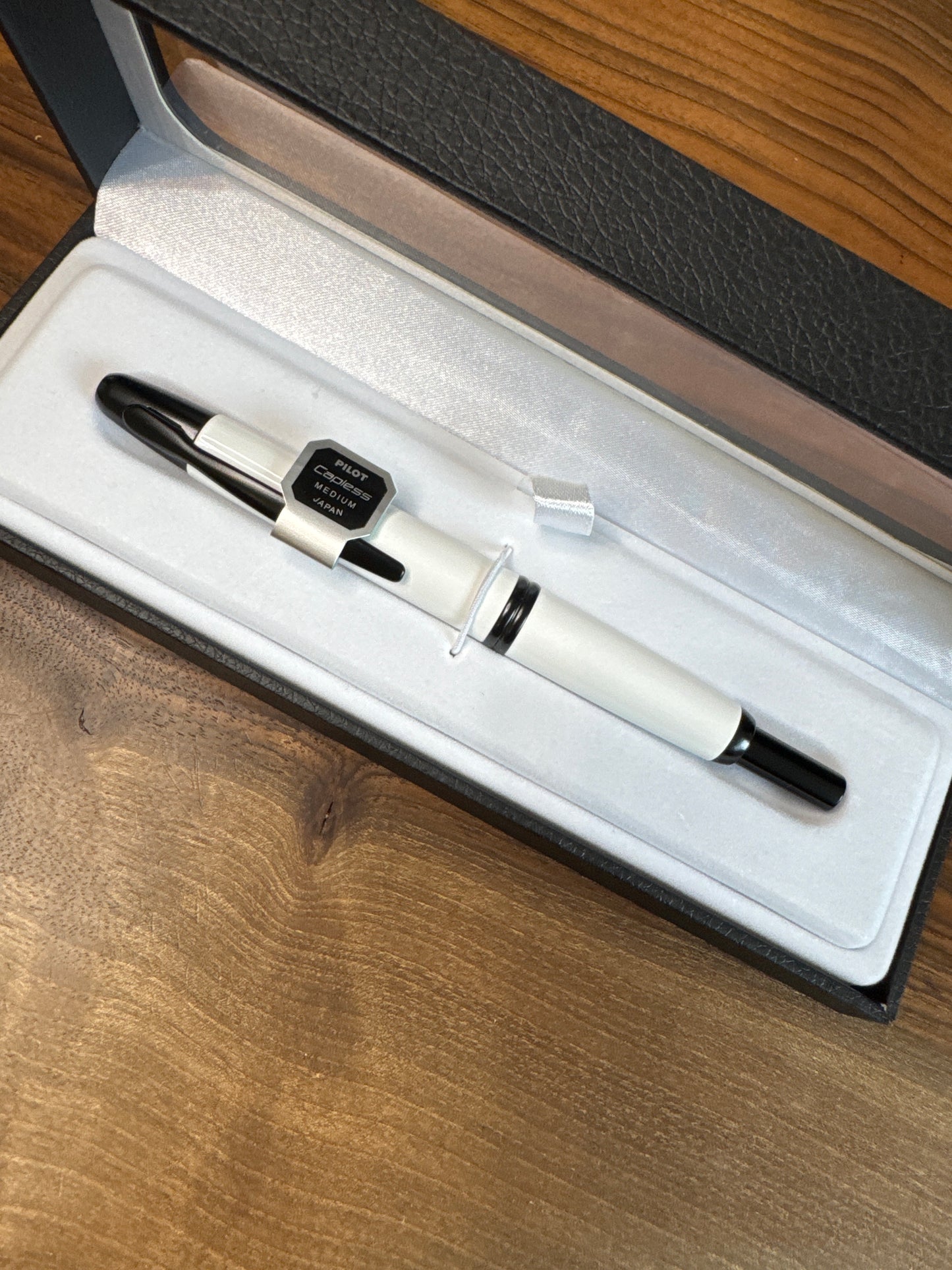 Pilot Vanishing Point Fountain Pen White/Black "Stormtrooper" Medium