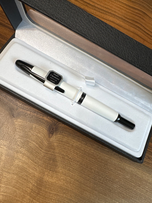 Pilot Vanishing Point Fountain Pen White/Black "Stormtrooper" Medium