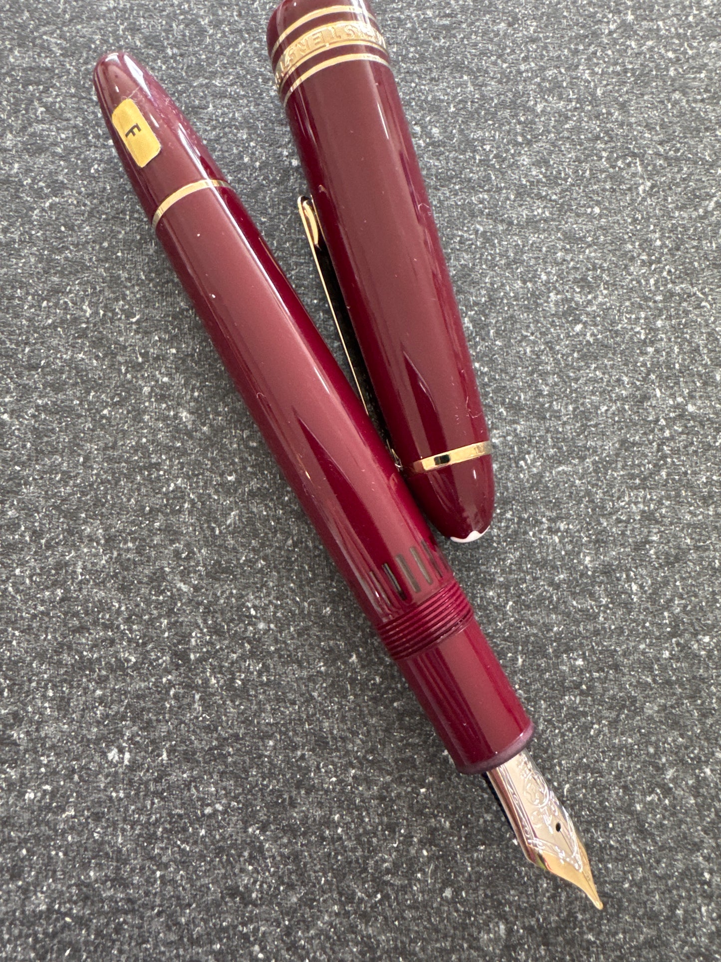 Montblanc 146 (modern) Burgundy Fountain Pen