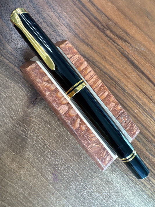 Pelikan M800 Black and gold trim Fountain Pen Medium Nib W Germany