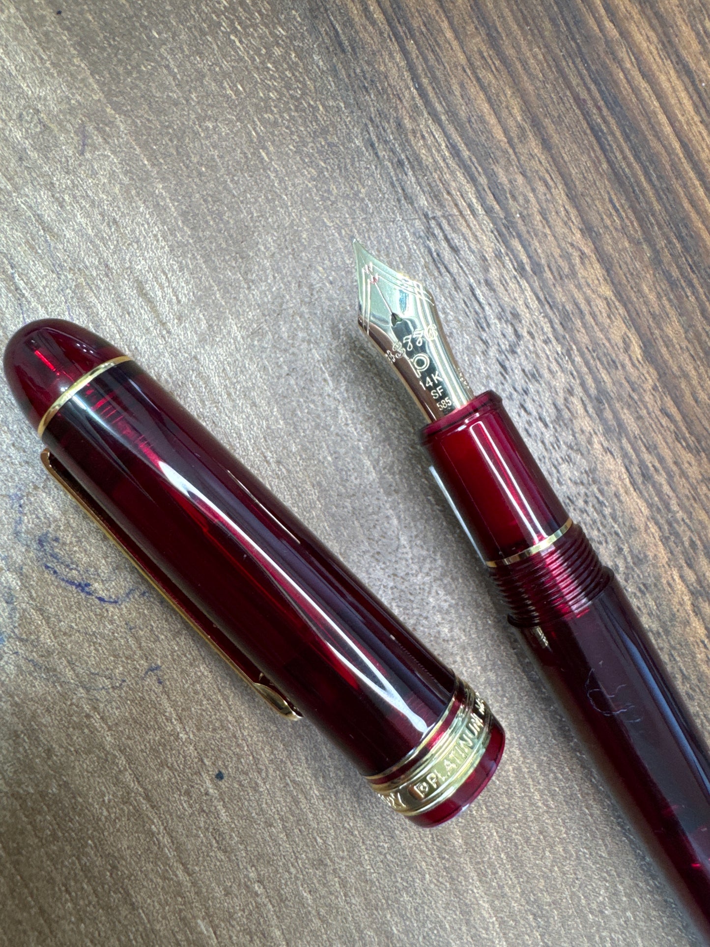 Platinum 3776 Century Fountain Pen Borgogne with gold trim SF nib