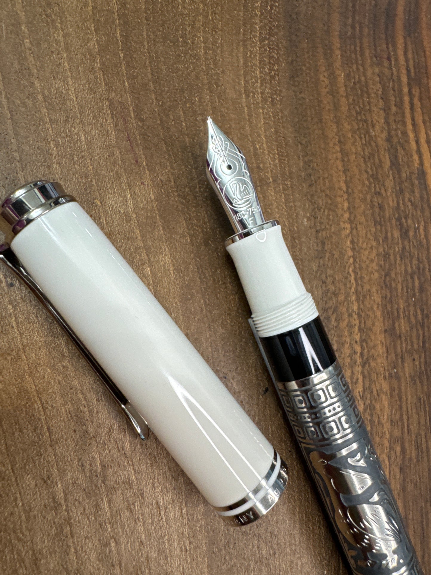 Pelikan M910 White Toledo