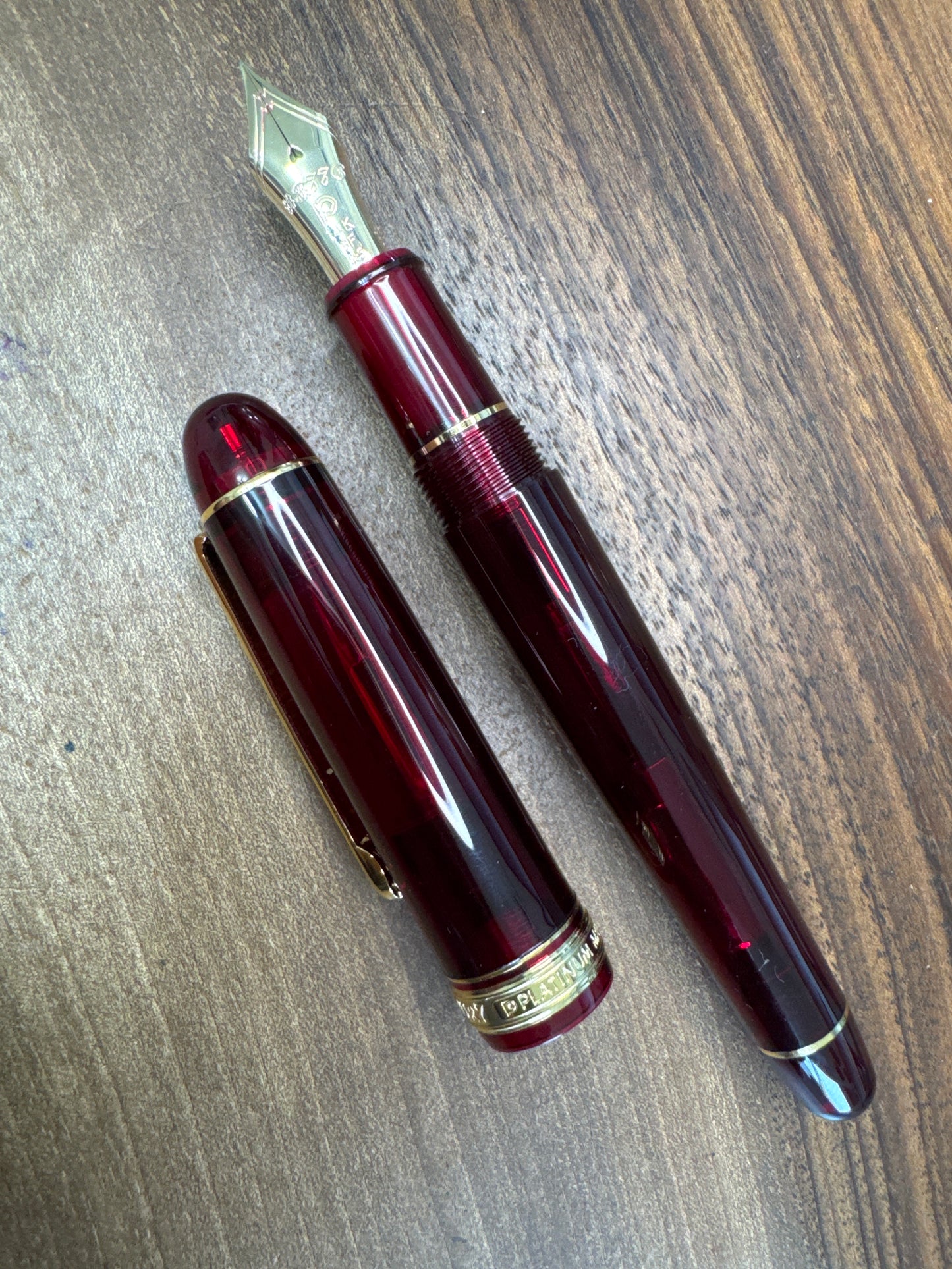 Platinum 3776 Century Fountain Pen Borgogne with gold trim SF nib