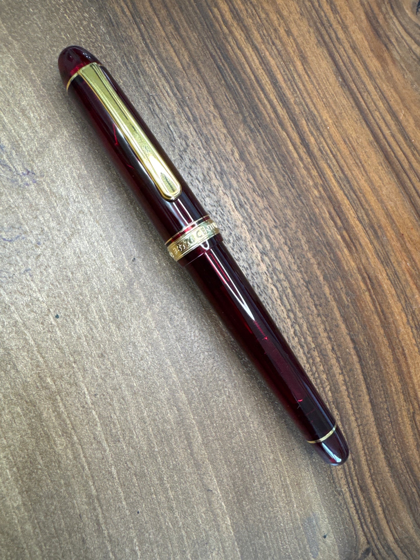 Platinum 3776 Century Fountain Pen Borgogne with gold trim SF nib