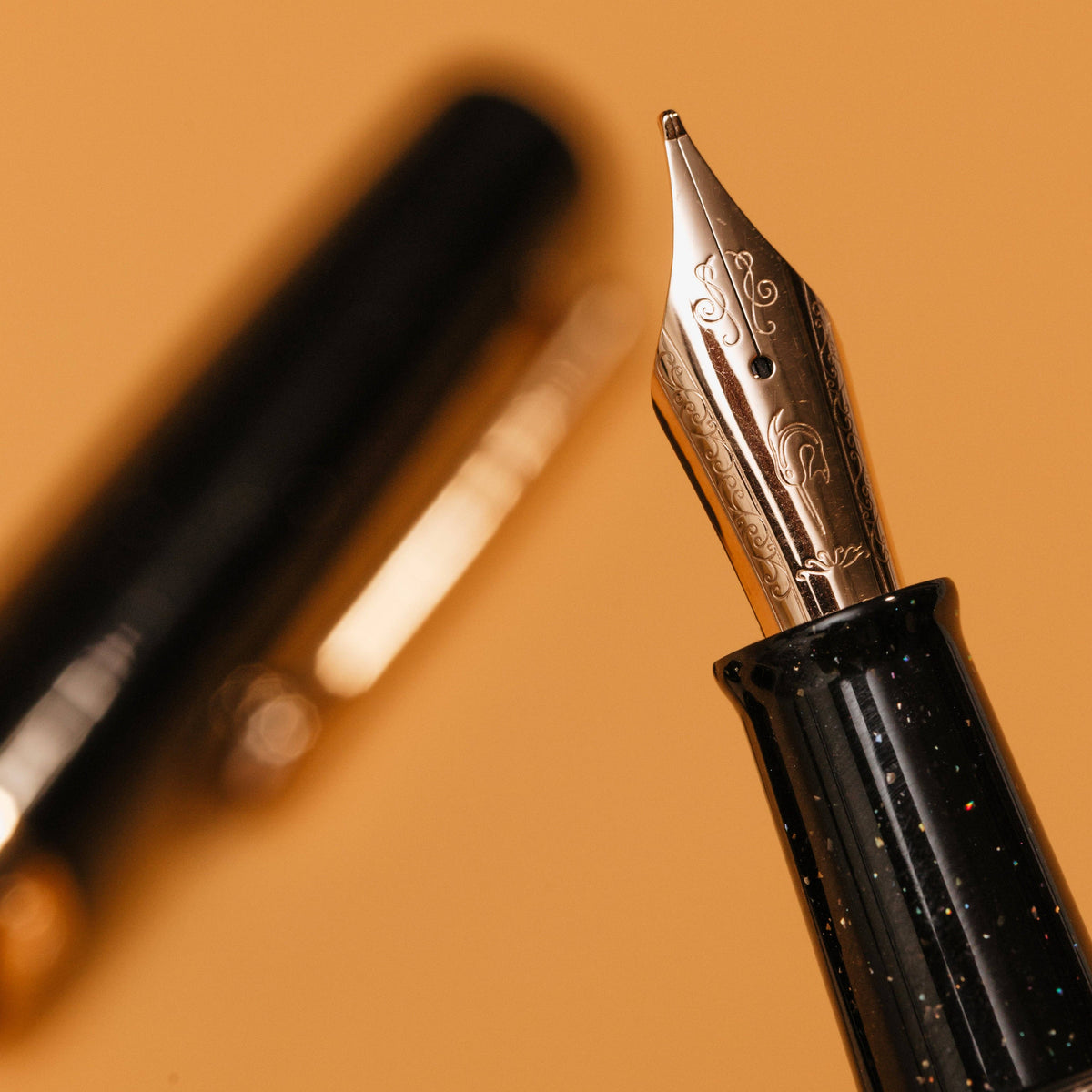 Nahvalur Original Plus Lovina Graphite Fountain Pen: Broad